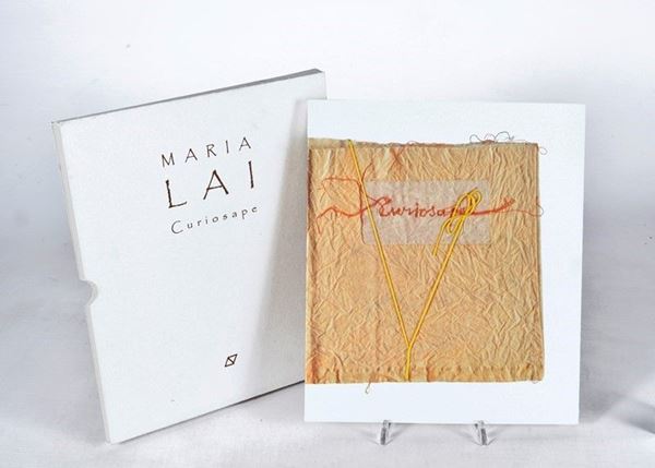 Maria Lai : Curiosape  (2002)  - Libro d'autore stampato con applicazione di fili di lana sulla copertina - Asta Arte Moderna e Contemporanea - Galleria Pananti Casa d'Aste