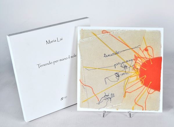 Maria Lai : Tenendo per mano il sole   (2004)  - Libro d'autore stampato con applicazione di fili di lana sulla copertina - Asta Arte Moderna e Contemporanea - Galleria Pananti Casa d'Aste