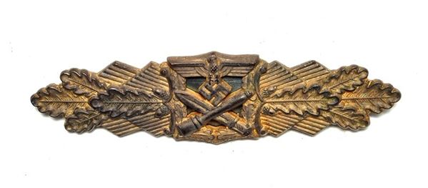 Gold Class Brooch for Melee Combat