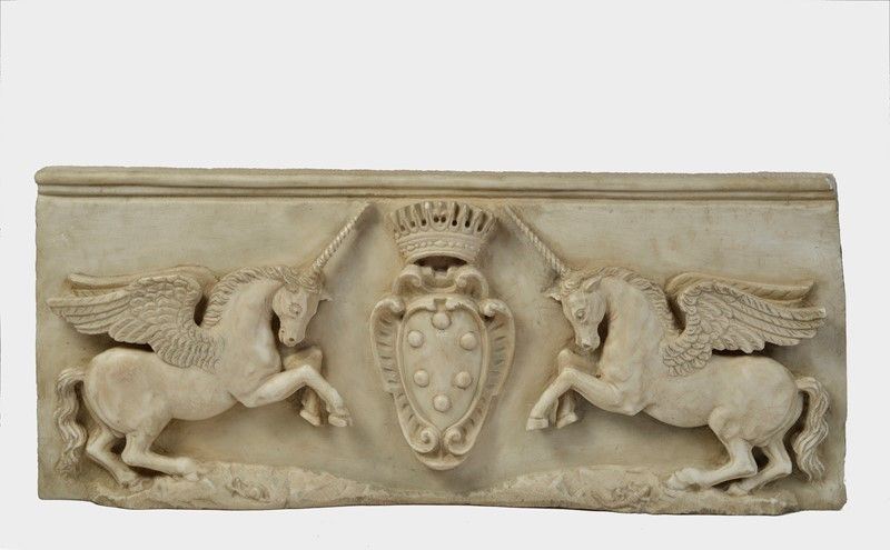 Stemma Mediceo Inquadrato da Unicorni Alati