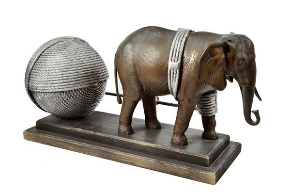Valeriano Trubbiani : Elephant with ball of yarn  - Bronze and steel - Auction Modern and Contemporary art - III - Galleria Pananti Casa d'Aste