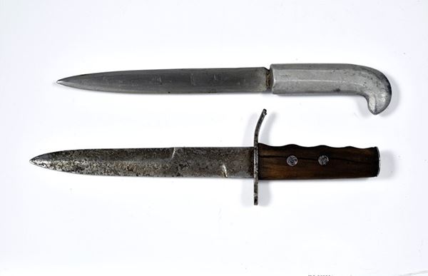 Lot of two combat daggers