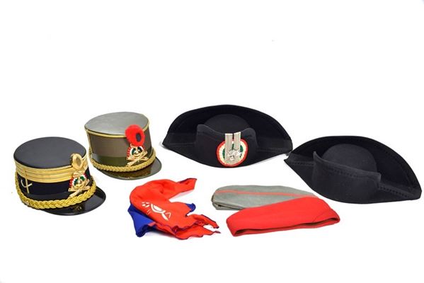 Lotto di sei cappelli militari italiani
