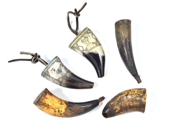 Lotto di cinque corni da polvere   - Asta ARMI ANTICHE E MILITARIA - Galleria Pananti Casa d'Aste