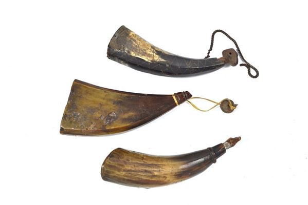 Three ancient dust horns  - Auction Antique Arms & Militaria - Galleria Pananti Casa d'Aste