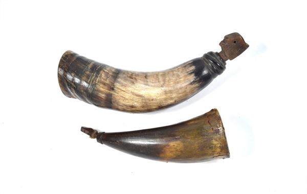 Due corni da polvere  - Asta Armi antiche e Militaria - Galleria Pananti Casa d'Aste