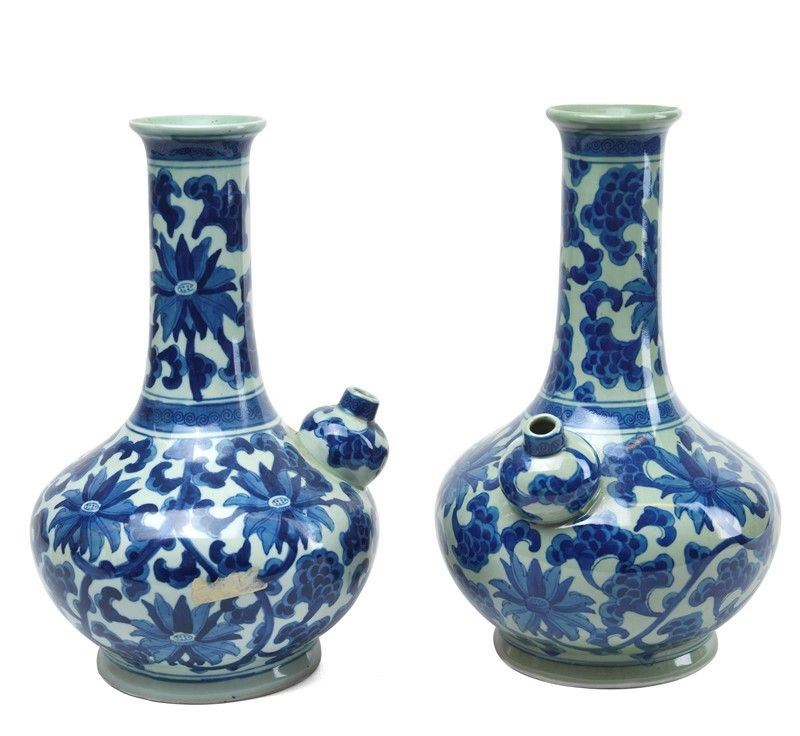 Coppia di Bottiglie Portafiore in Ceramica Bianco Blu