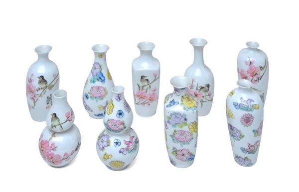 Vasi miniaturistici in porcellana decorati con fiori e uccellini