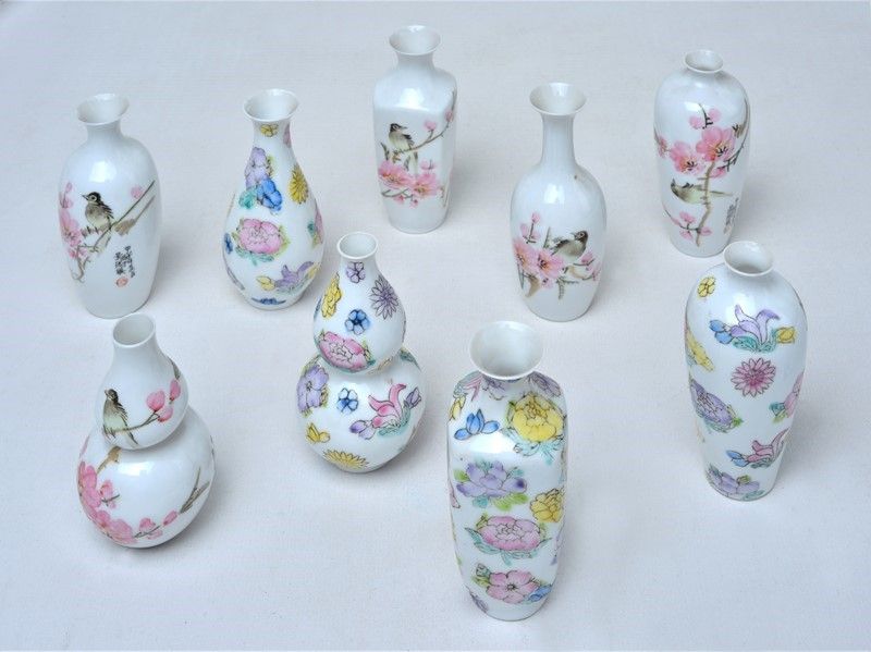 Vasi Miniaturistici in Porcellana Decorati con Fiori e Uccellini
