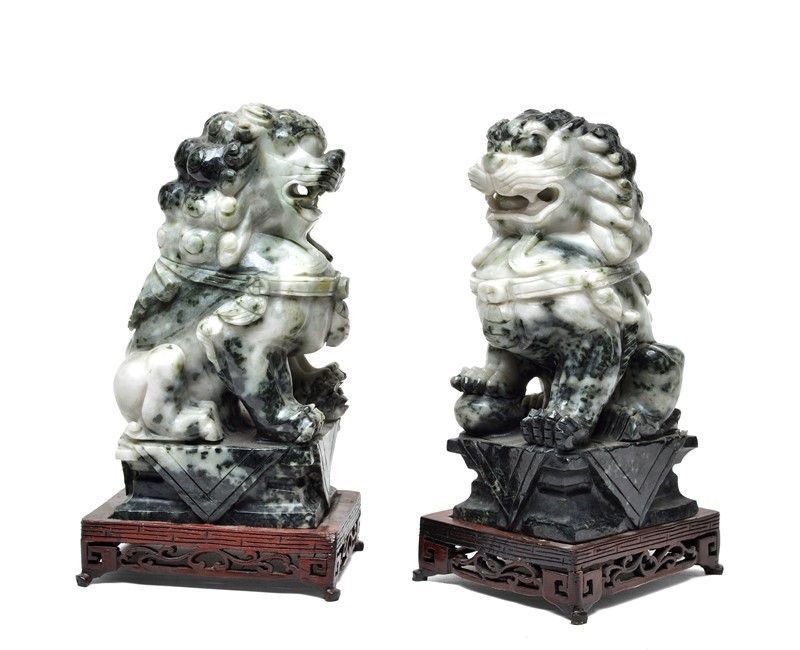 Coppia di Cani di Pho in Pietra Dura Variegata su Base in Legno