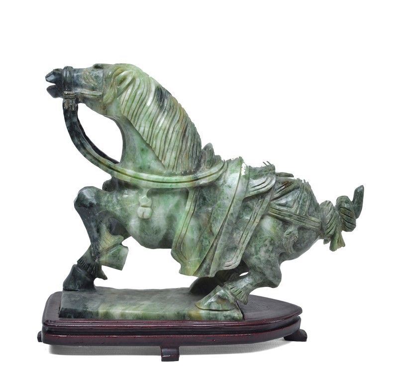 Cavallo da Guerra in Giada su Base in Legno