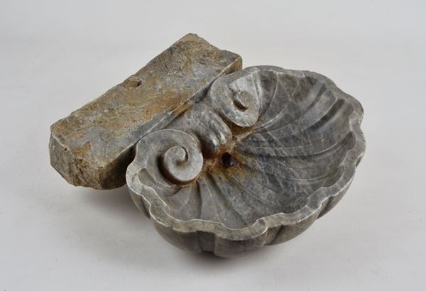 Scuola Italia Centrale, XVII - XVIII sec. : Acquasantiera  - Marmo grigio venato - Auction ANTIQUES - Galleria Pananti Casa d'Aste