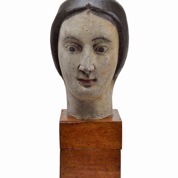 Antica testa femminile