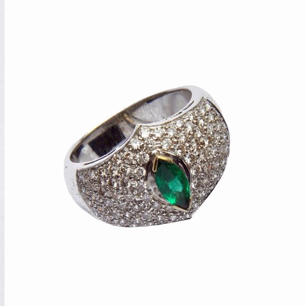 Anello con smeraldo
