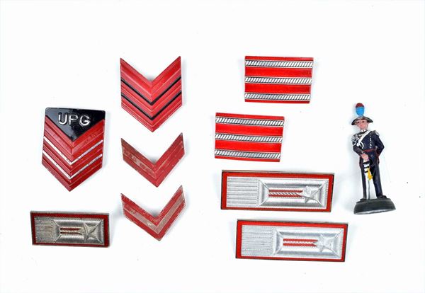 Lotto di gradi e mostrine metallici per carabinieri