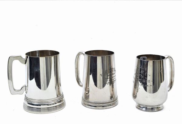 Lot consisting of three mugs