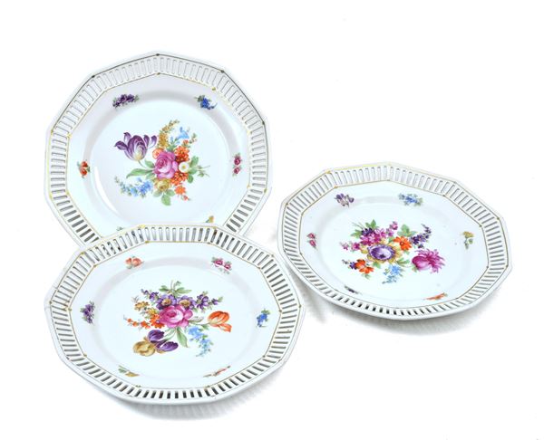 Lot consisting of three plates