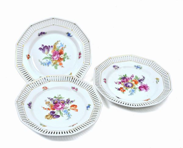 Lot consisting of three plates