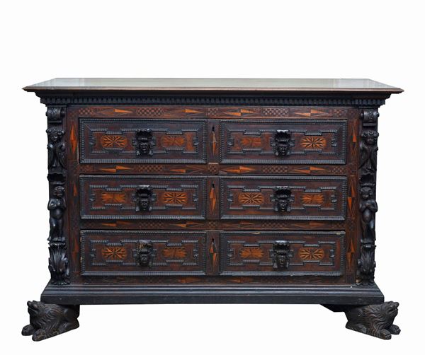 Chest of drawers in walnut
