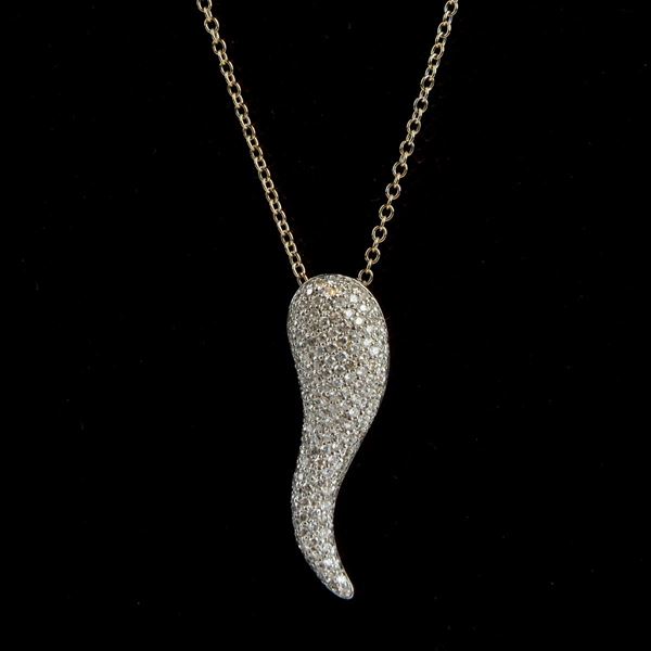 Necklace with a pendant in the shape of a horn