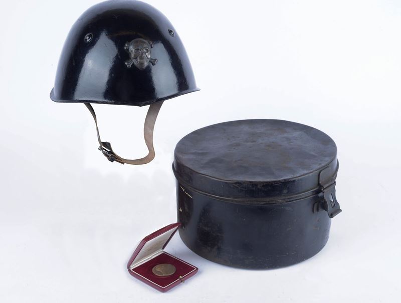 Raro Elmetto da Moschettiere del Duce e Medaglia Commemorativa
