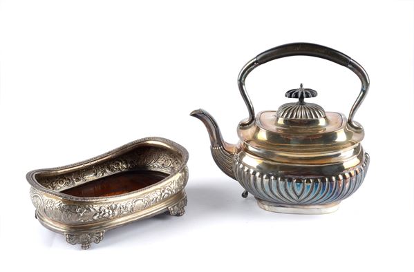 Lot consisting of teapot and tray
