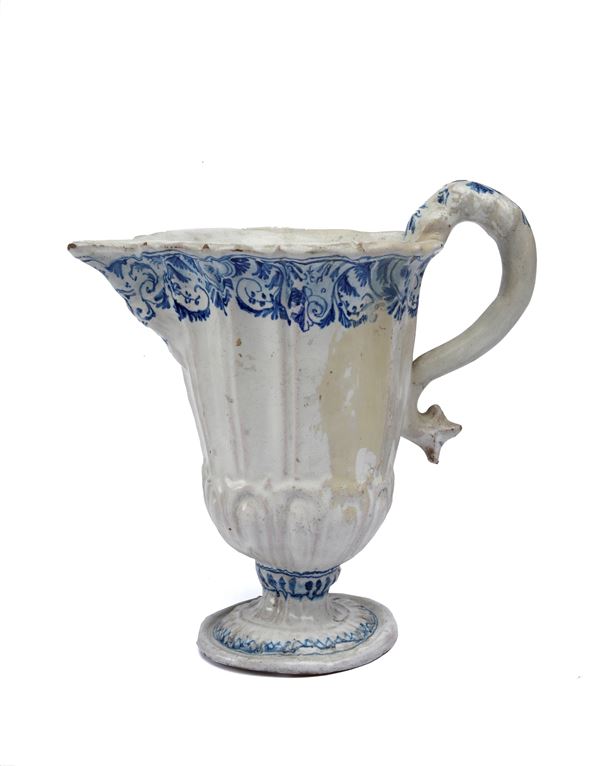 Versatoio monoansato a elmo in maiolica