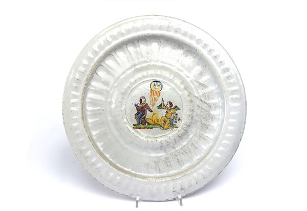 Piatto in maiolica con scena dell'Annunciazione  - Asta ARGENTI, ARREDI E OGGETTISTICA - Galleria Pananti Casa d'Aste
