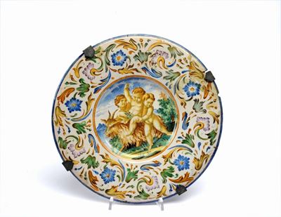Piatto con Putti in Maiolica
