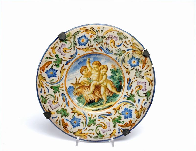 Piatto con Putti in Maiolica
