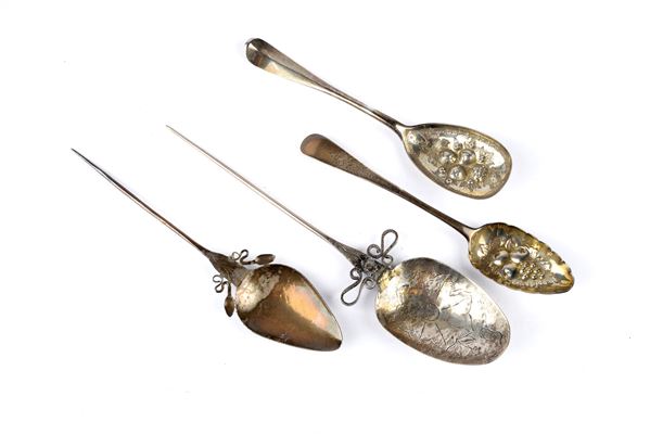 Lot consisting of four spoons