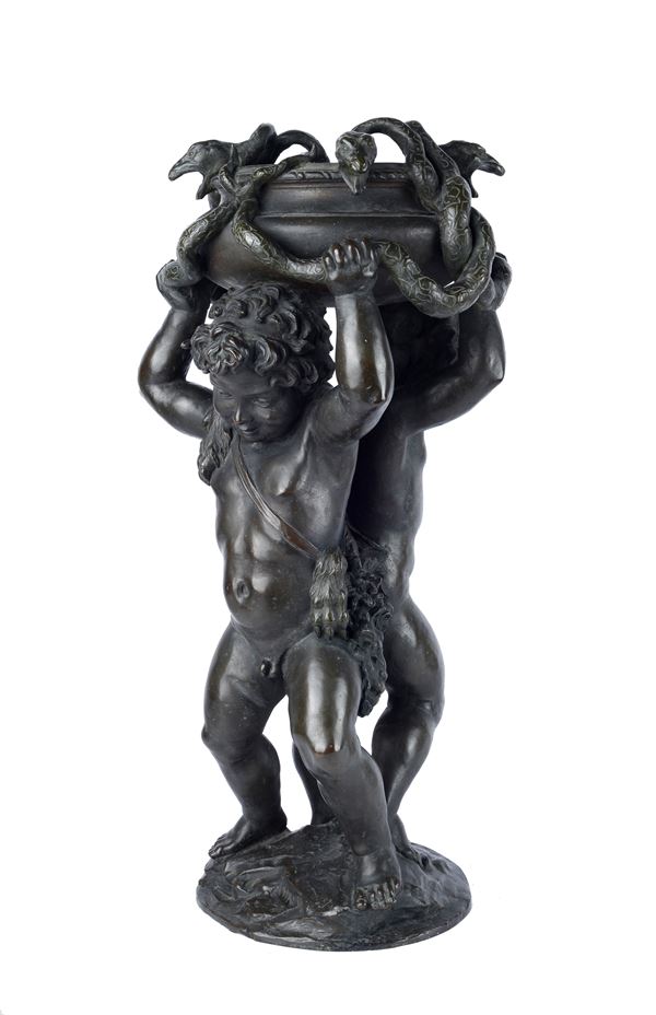 Putti reggivaso con serpenti