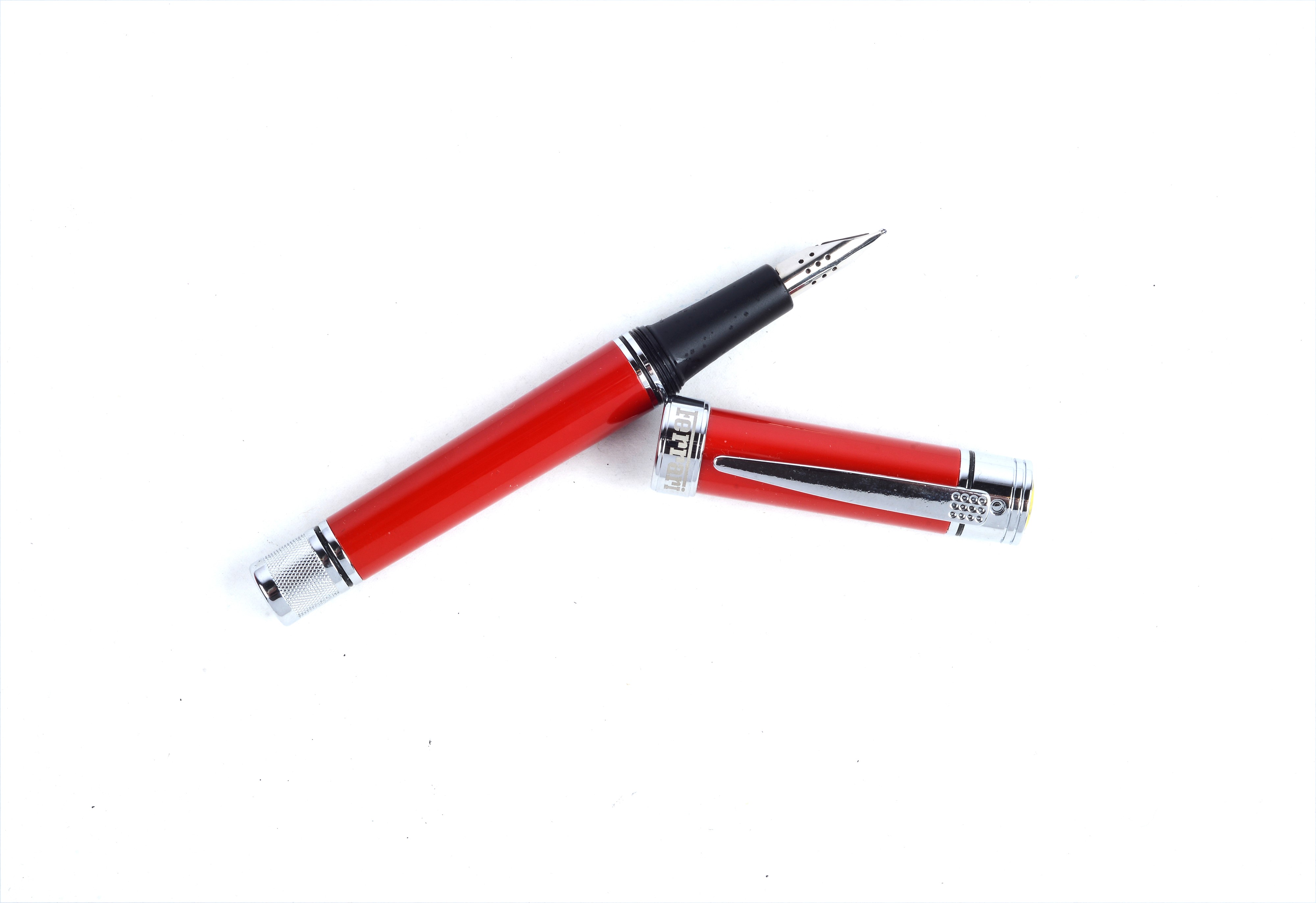 Una Penna Stilografica e una Penna a Sfera Ferrari World Champions
