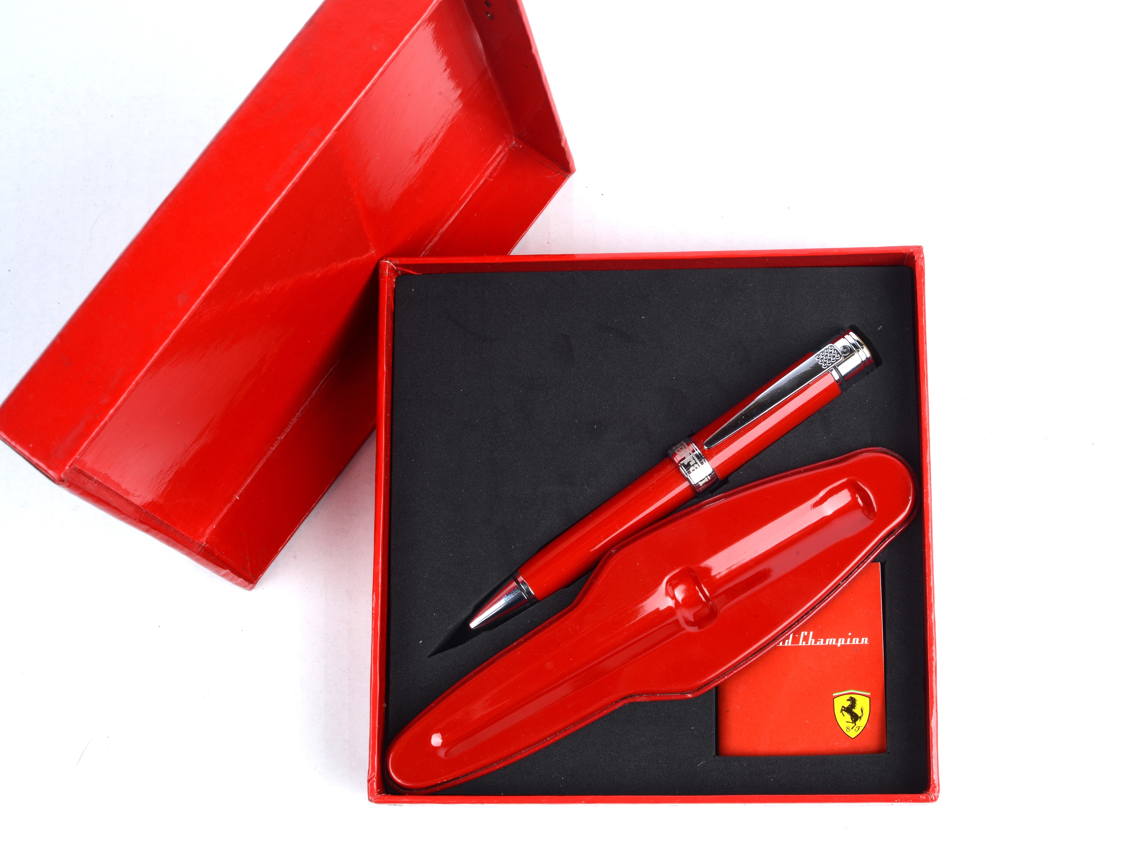 Una Penna Stilografica e una Penna a Sfera Ferrari World Champions