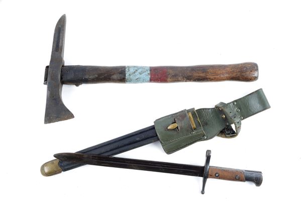 Double pocket with 1891 bayonet and gravinet