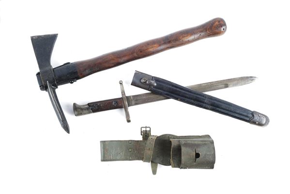 Double pocket with 1891 bayonet and hoe