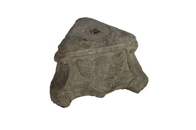 Base in Pietra Triangolare
