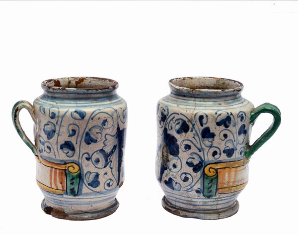 Coppia di vasetti in maiolica