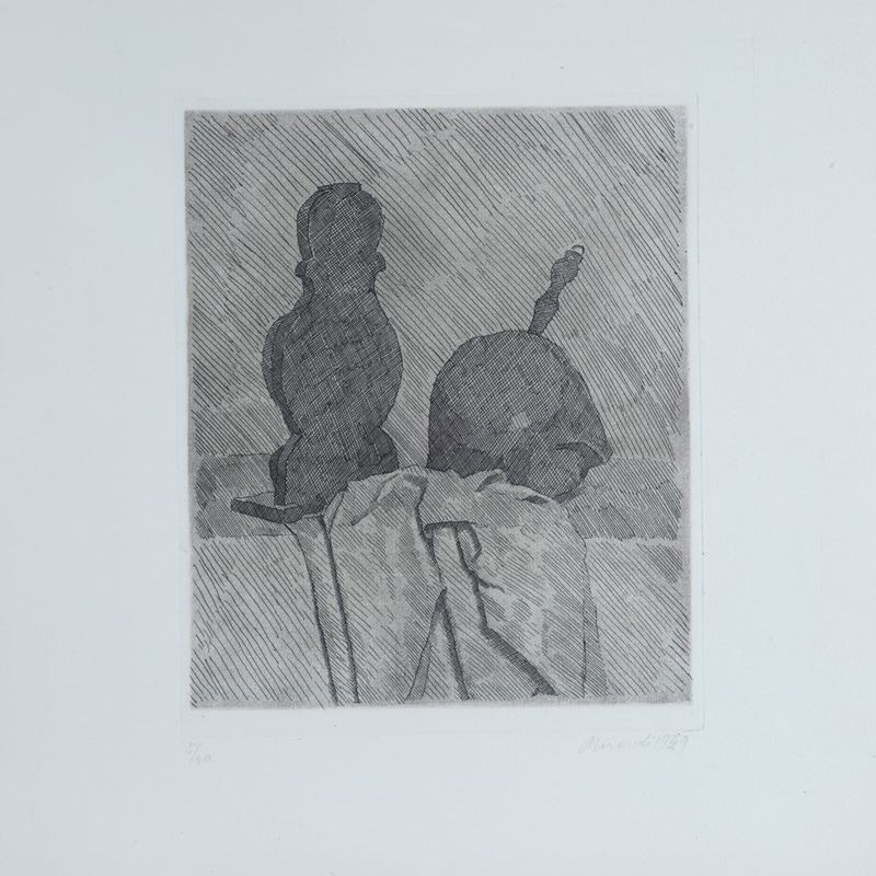 Giorgio Morandi - Natura Morta con Due Oggetti e un Drappo su un Tavolo