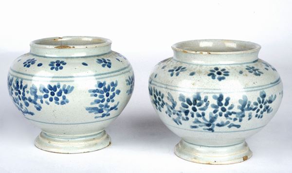 Due vasetti in maiolica