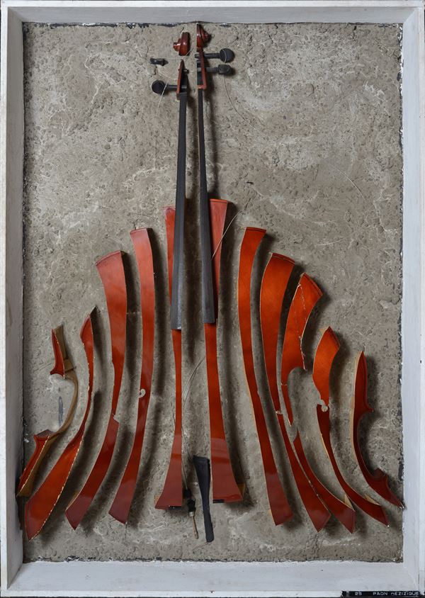 Fernandez Arman : Paon de zizique  - Sliced cello embedded in concrete, in a wood box - Auction MAGGIÓRE - Galleria Pananti Casa d'Aste