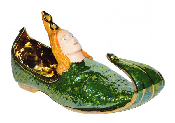 Luigi Ontani : Babbuccia Orientale  (1995)  - Ceramica policroma, oro zecchino - Asta MAGGIÓRE Una selezione di opere dal XVI al XXI sec - Galleria Pananti Casa d'Aste