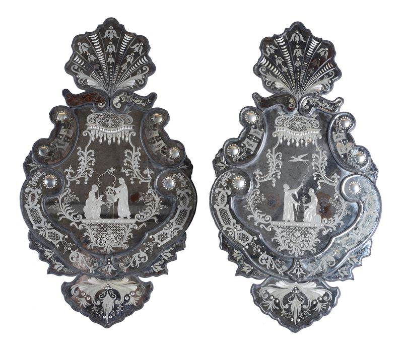 Coppia di specchi sagomati e incisi a chineserie