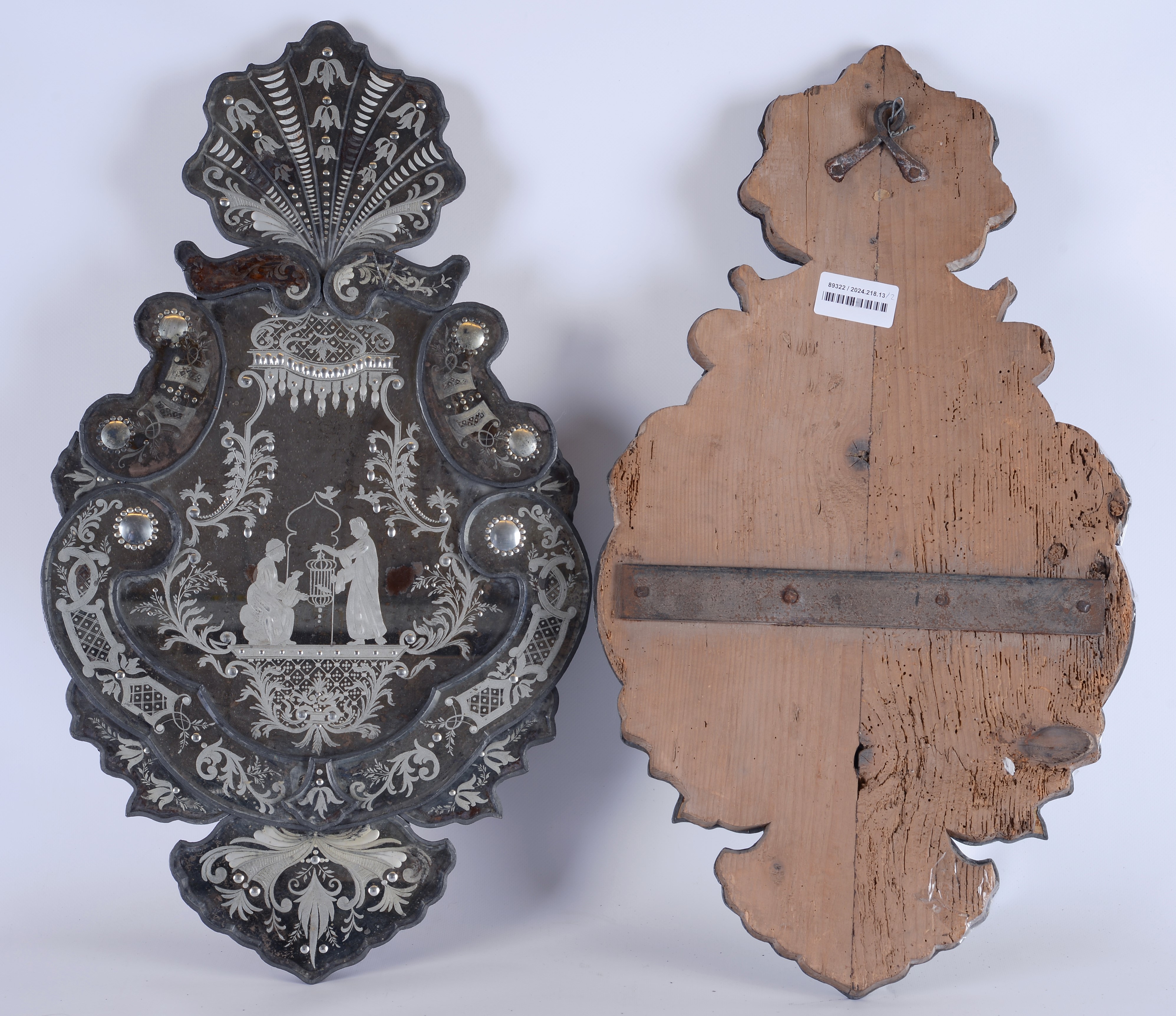 Coppia di specchi sagomati e incisi a chineserie