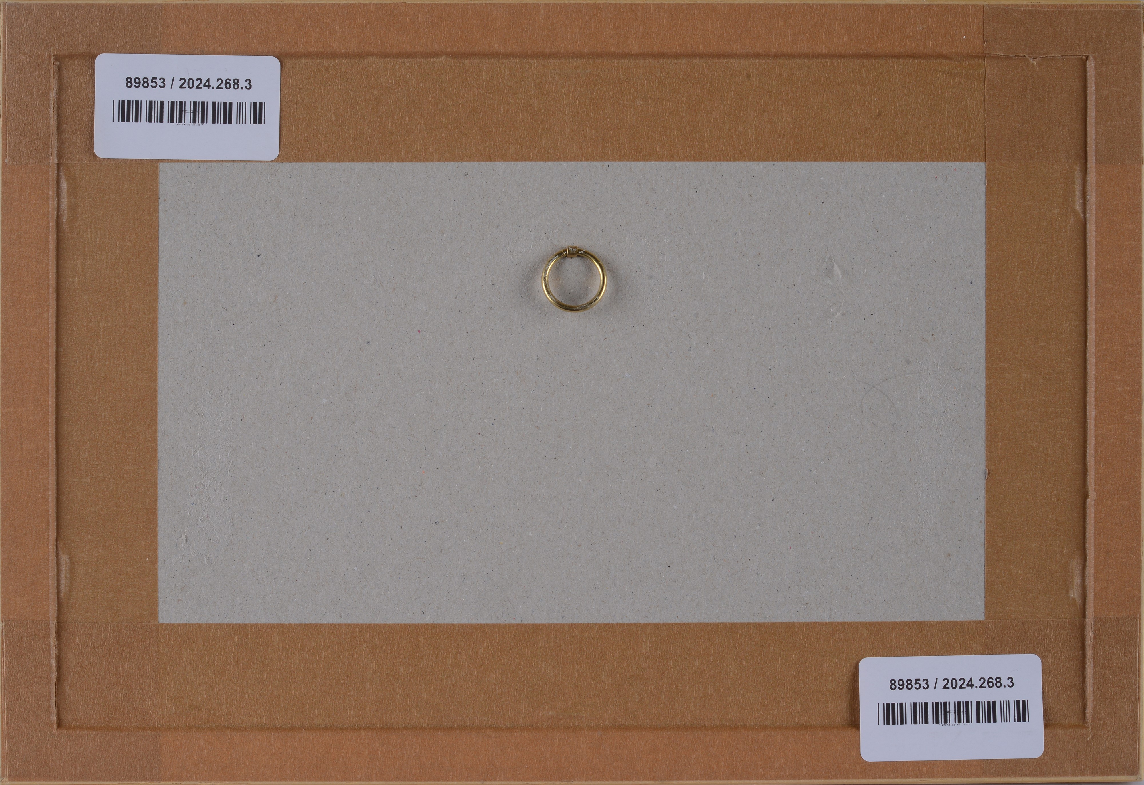 Homme assis au bord du fluve