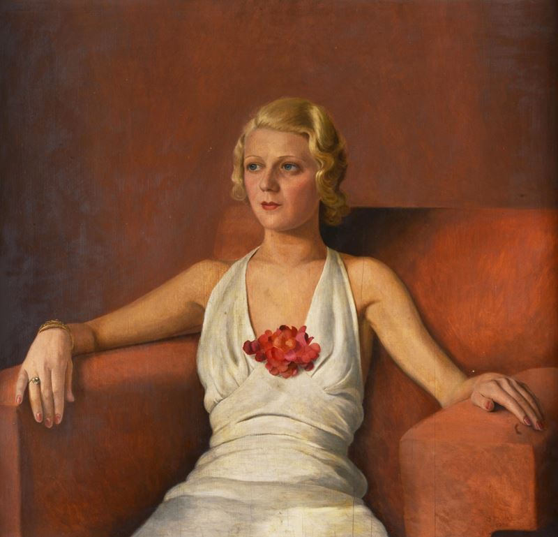 Donna seduta con fiore rosso.
