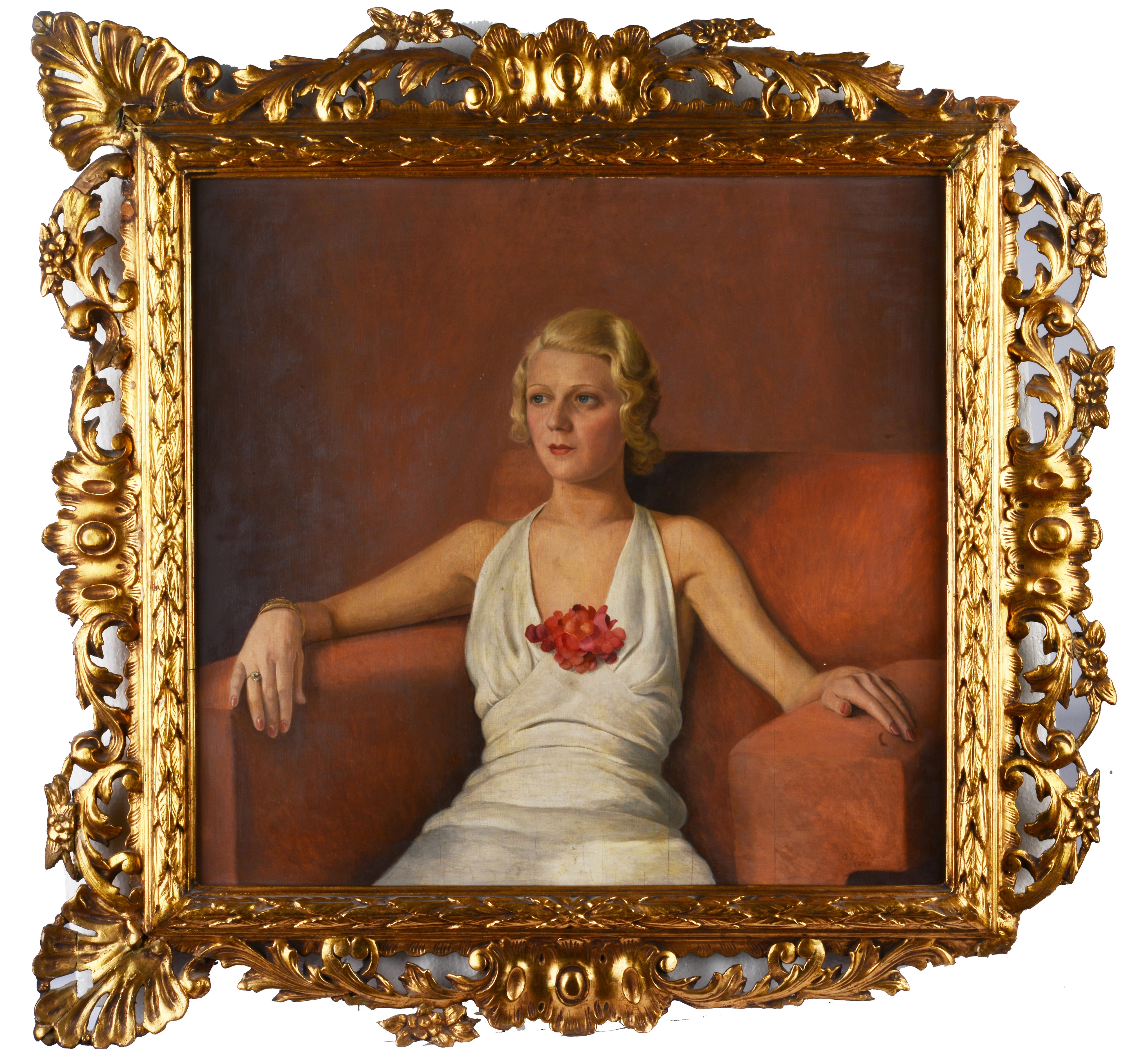 Donna seduta con fiore rosso.