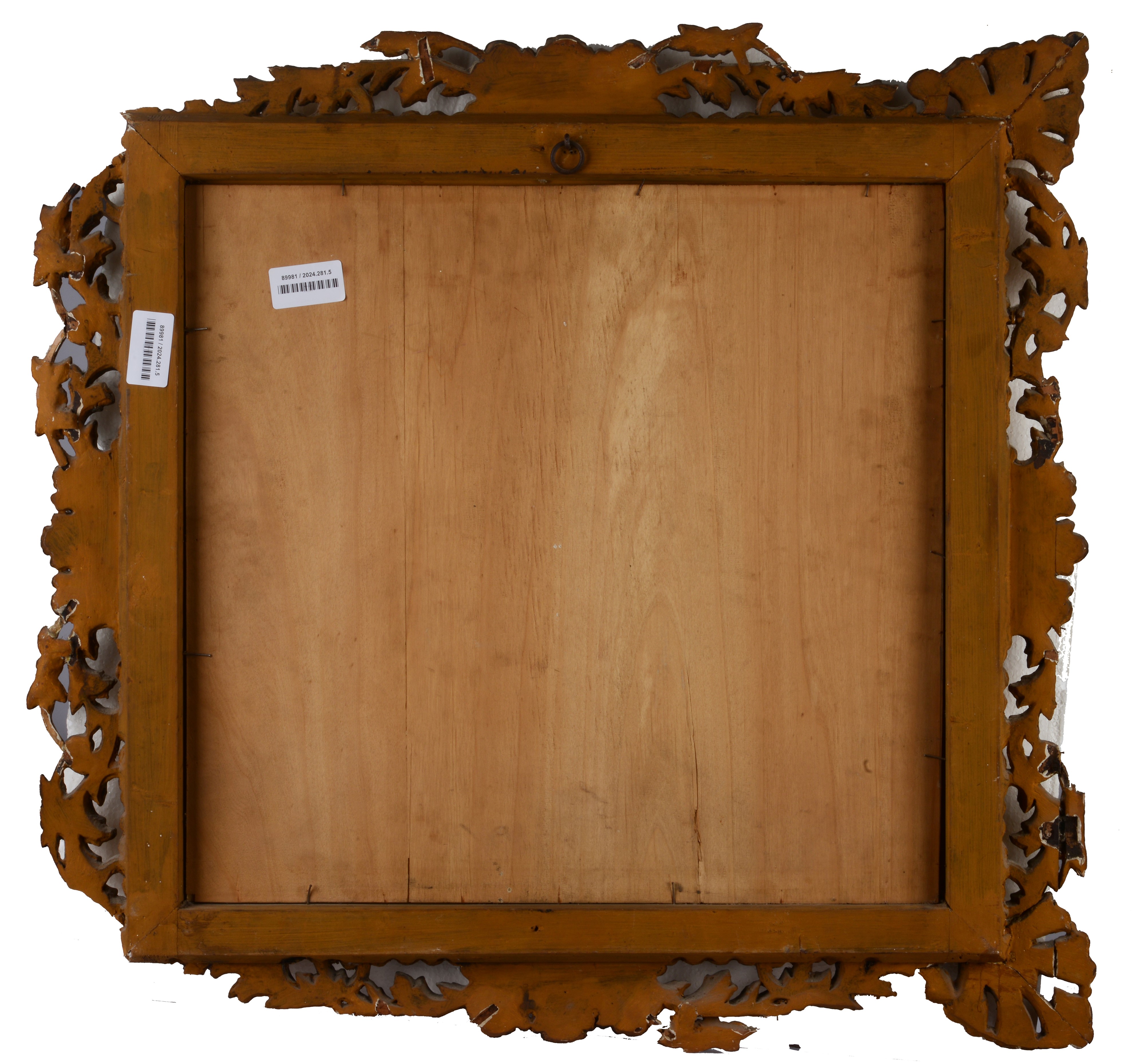 Donna seduta con fiore rosso.