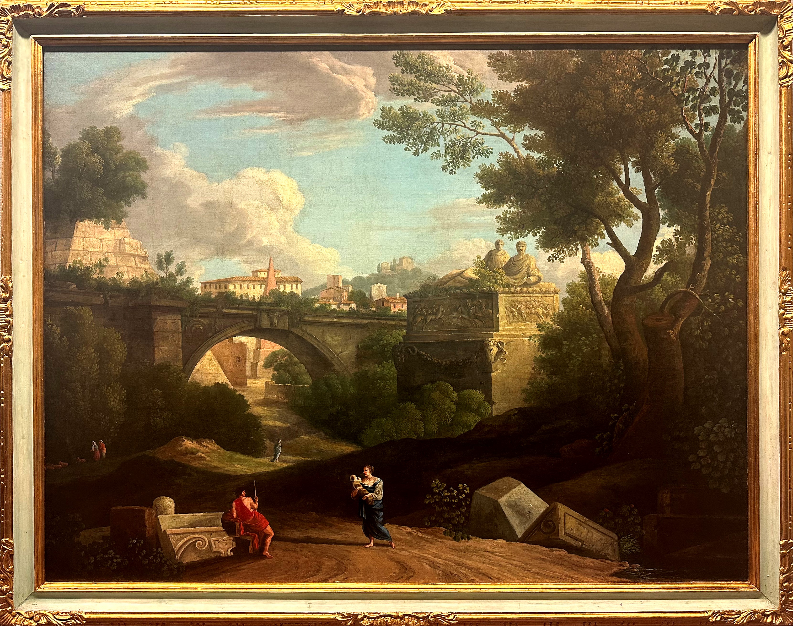 Paesaggio boscoso con colline e corso d'acqua