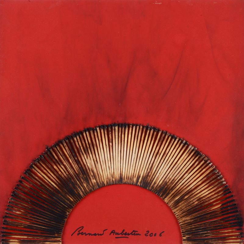 Dessin de Feu sur table rouge